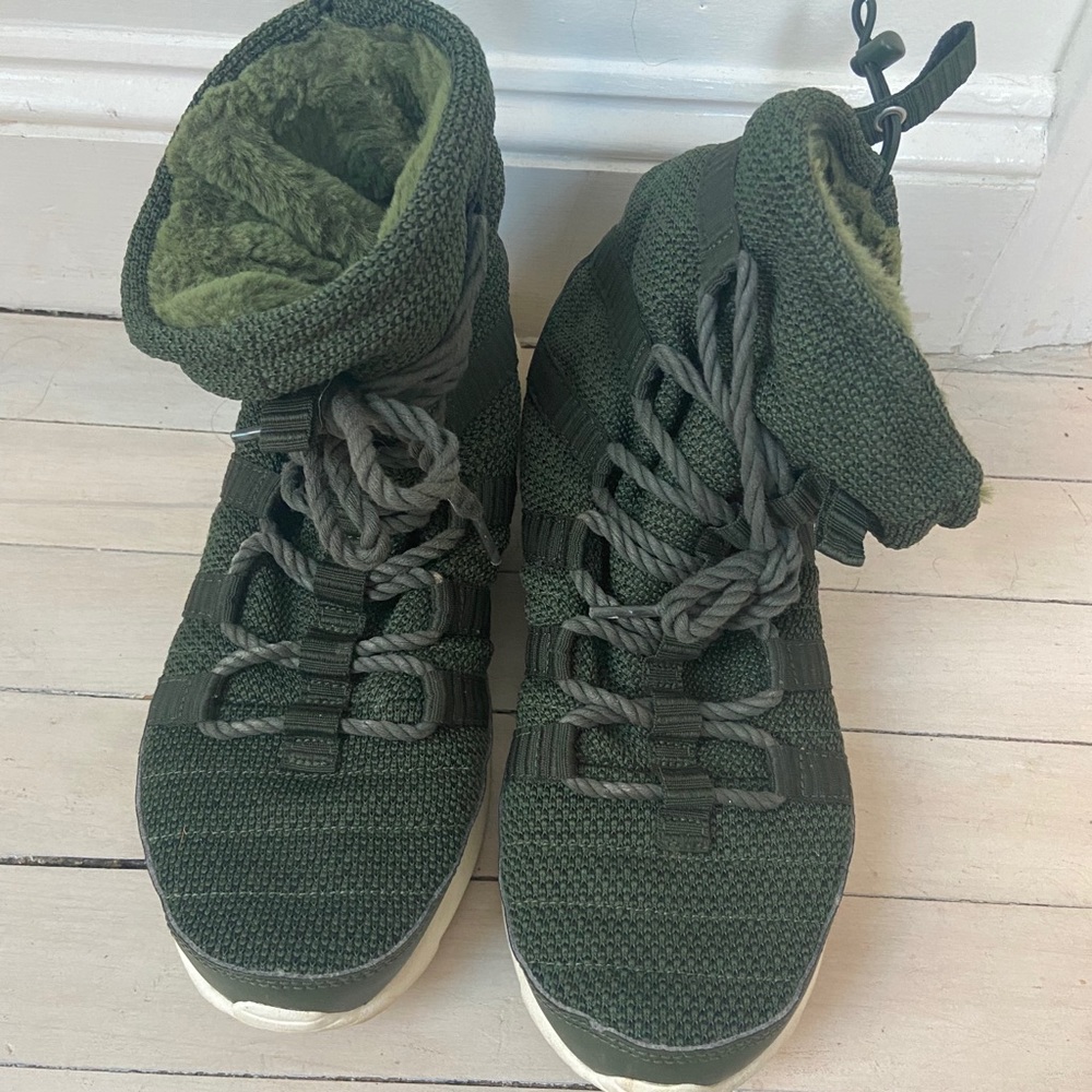 Nike Winter Sneaker Boot Green Sz. 9 Fur Lining